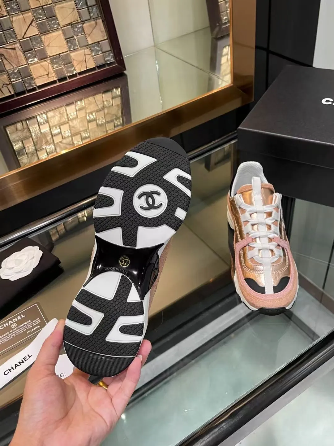 👟👟Ex-factory price 600👟👟Chanel Chanel 25SS latest white shoes, casual sports shoes, skate shoes, original purchase, development and production. Xiaoxiang C’s counter is another super hot model, loved by Internet celebrity bloggers and ladies, various praises on social platforms, super popular, high quality, breathable and super spring and summer. Seeing this issue always arouses the inner desire of girls for fashion. The latest calfskin material Classic black and white color scheme, fashionable on the feet and easy to care for #Material: Original customized imported cowhide material #Inner lining: Customized soft sheepskin lining #Sole: Original open-molded TPU non-slip outsole #Sole thickness: 2.5CM Size: 35-40 (custom-made size 40 is not returnable)